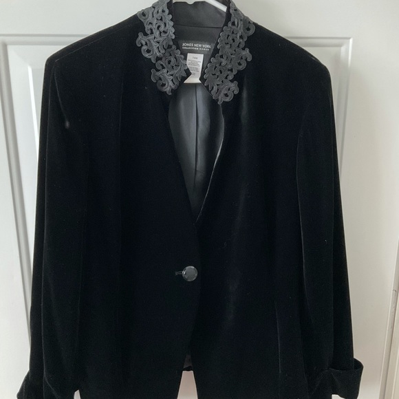 Ladies Beautiful Black Velvet Jacket Worn once.  Like New Condition. - Picture 1 of 4